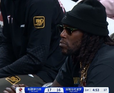 哦呦？你來了！新疆新外援哈雷爾場邊觀戰(zhàn)新疆主場vs深圳的比賽